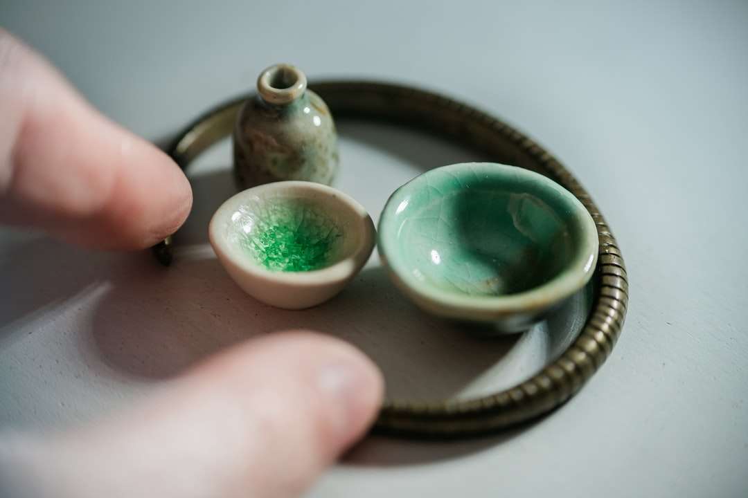 persona in possesso di anello in argento e pietra verde acqua puzzle online