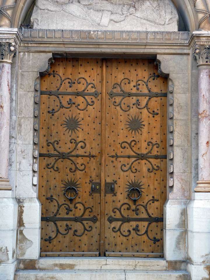 dörren till en kyrka Pussel online