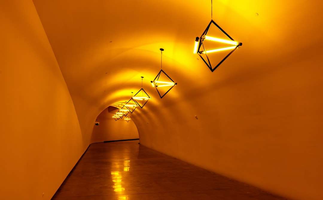 luminária branca ligada em uma sala amarela quebra-cabeças online