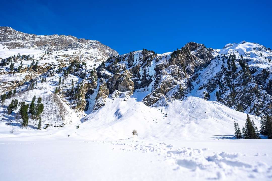 montagna coperta di neve sotto il cielo blu durante il giorno puzzle online