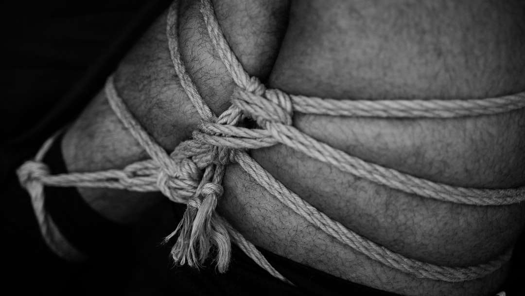 kötélen kötött kötél szürkeárnyalatos fényképe kirakós online