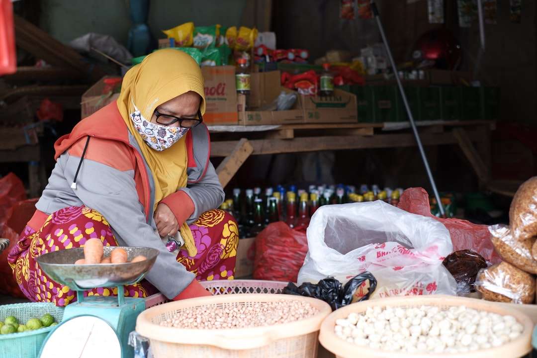 femeie în hijab galben și sari roșu și alb puzzle online