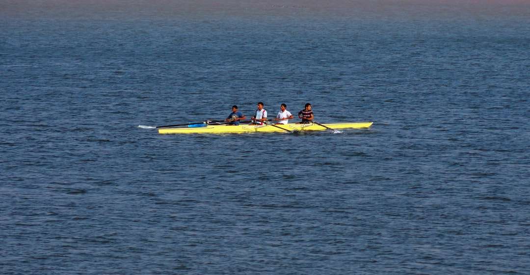 2 personas montando kayak amarillo en el mar durante el día rompecabezas en línea