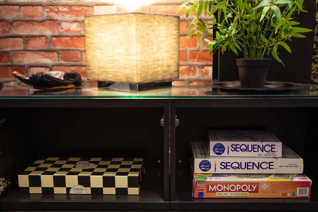 braune und schwarze Tischlampe auf schwarzem Holzregal Puzzlespiel online