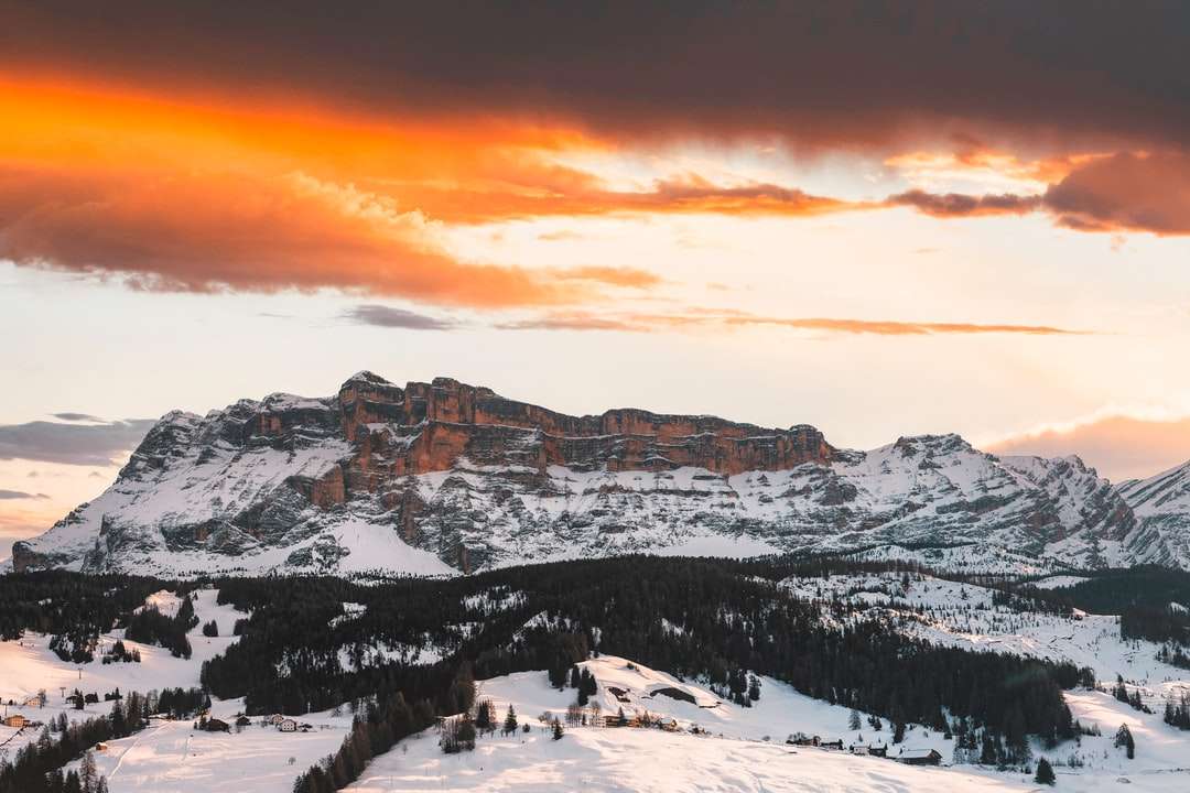 schneebedeckter Berg während des Sonnenuntergangs Online-Puzzle