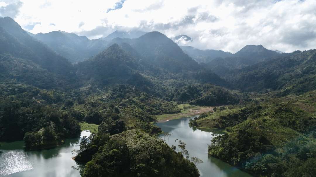 зелени планини и река под бели облаци през деня онлайн пъзел