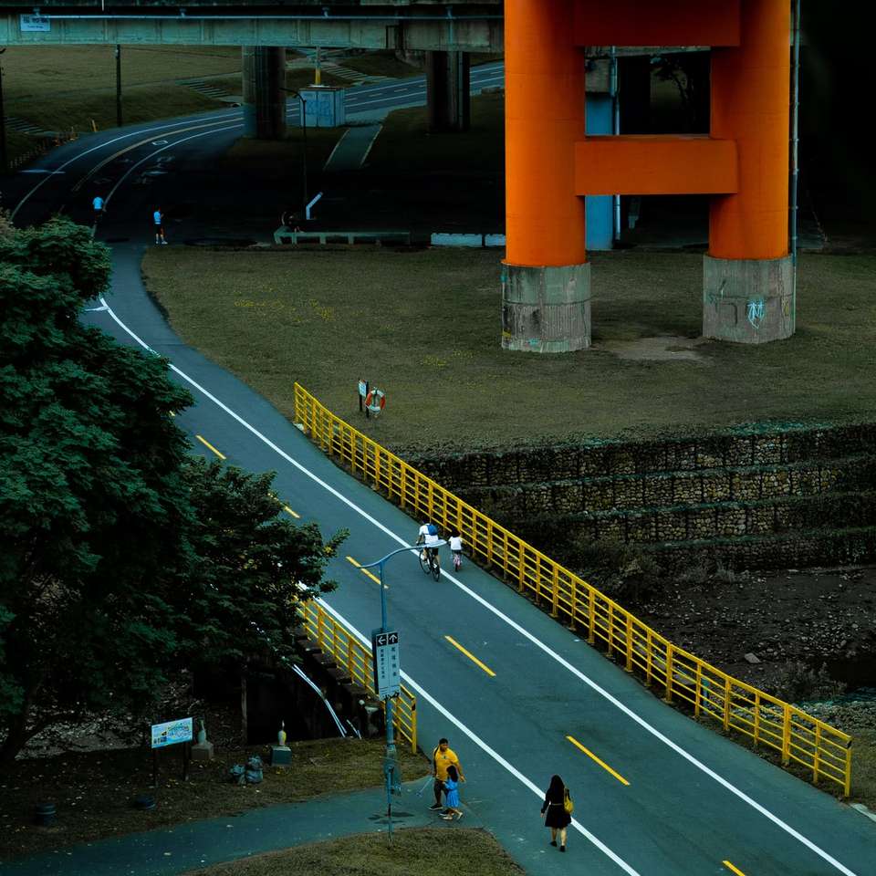 オレンジと灰色の建物の近くの道路を歩いている人々 オンラインパズル