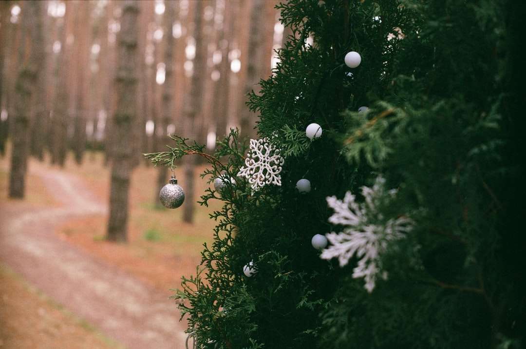 λευκά χριστουγεννιάτικα στολίδια στο πράσινο χριστουγεννιάτικο δέντρο παζλ online