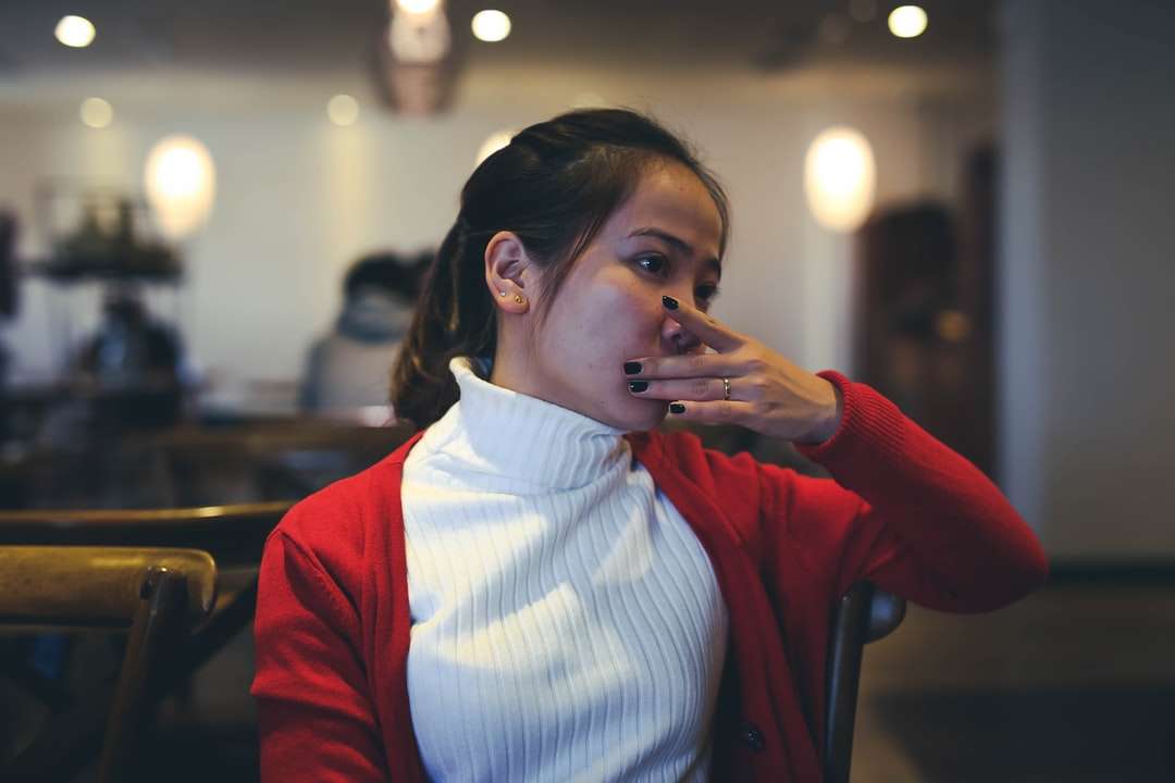 nő, piros, hosszú ujjú ingben, amely eltakarja az arcát online puzzle