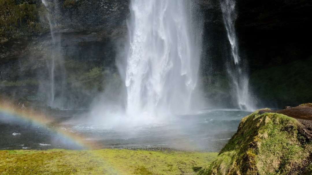 водопады на поле с зеленой травой в дневное время онлайн-пазл