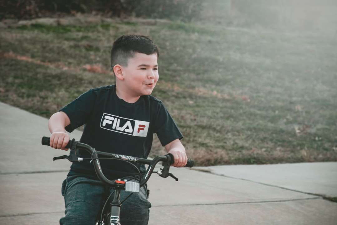 jongen in zwart-wit t-shirt met ronde hals rijden online puzzel