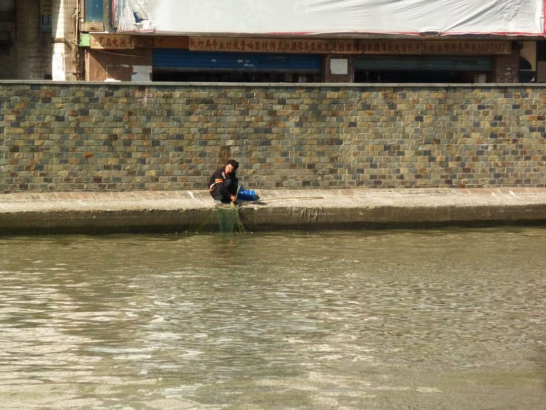 muž v modré košili, jízda na lodi během dne skládačky online