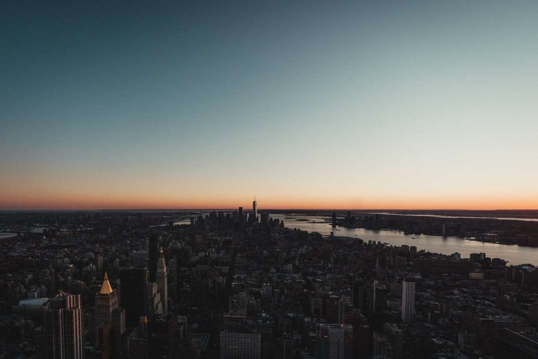 panorama města pod modrou oblohou při západu slunce online puzzle
