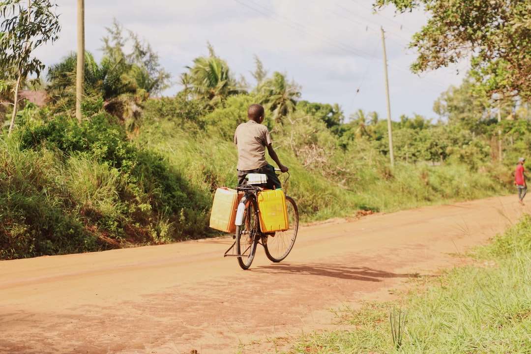 Frau im braunen Kleid Fahrrad fahren auf Feldweg Puzzlespiel online