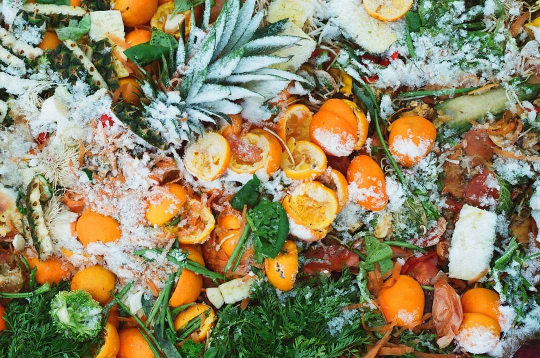 frutti arancioni a fette su foglie verdi puzzle online