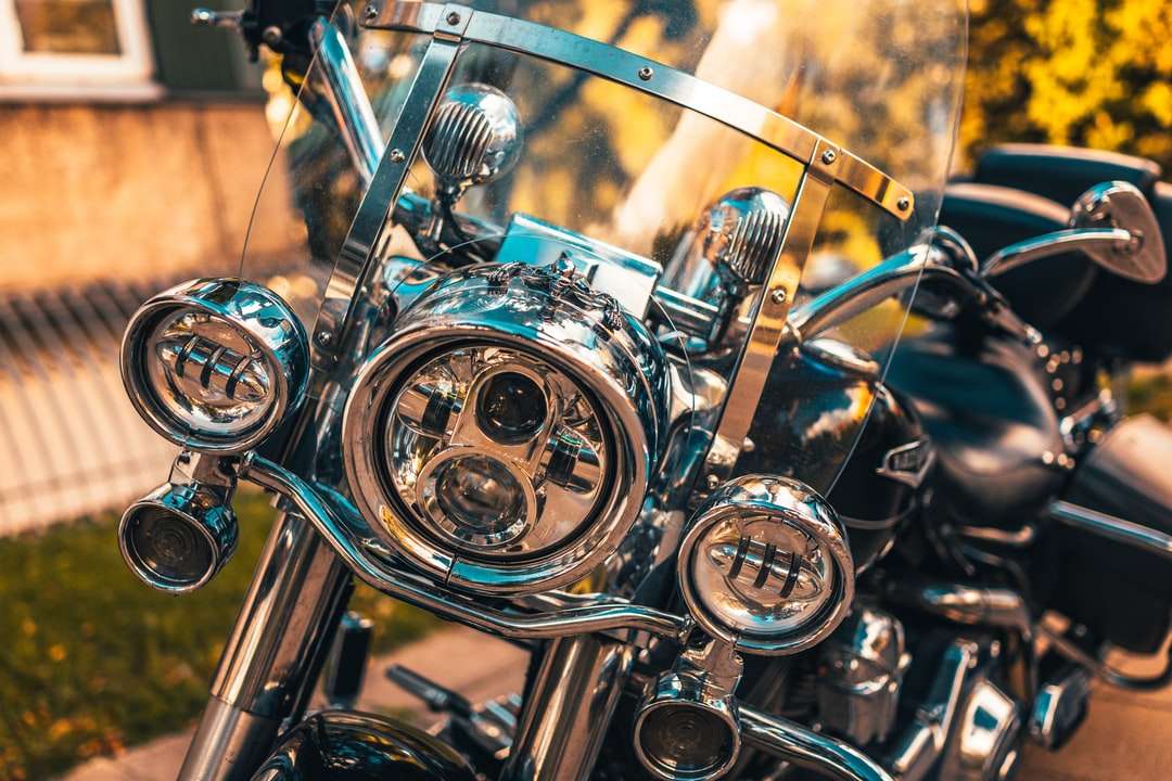 motorcykelmotor i silver och guld pussel på nätet