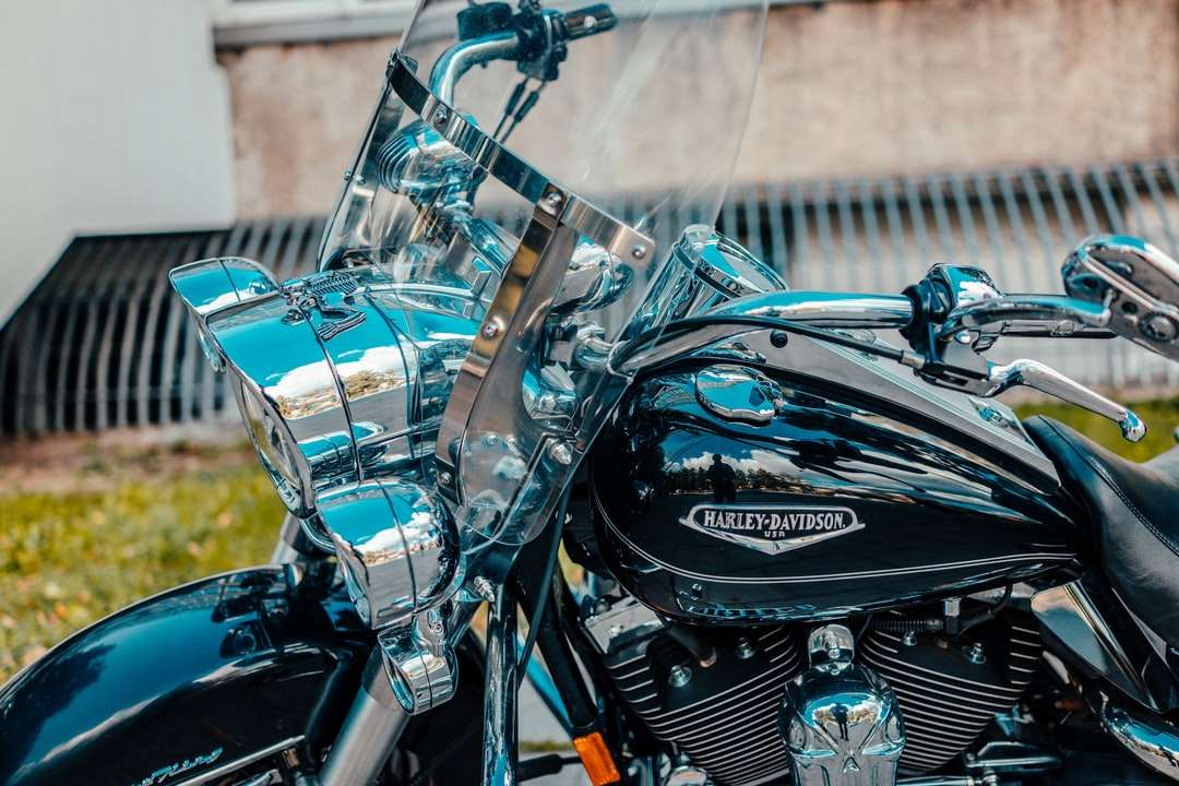 чорно-сріблястий мотоцикл крузер пазл онлайн