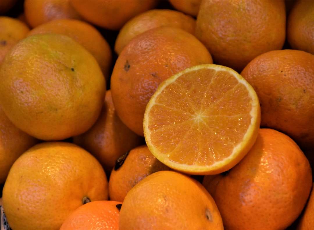 πορτοκαλί φρούτα σε καφέ ξύλινο τραπέζι παζλ online