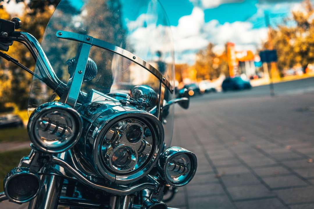 schwarzes Motorrad auf grauer Betonstraße während des Tages Puzzlespiel online