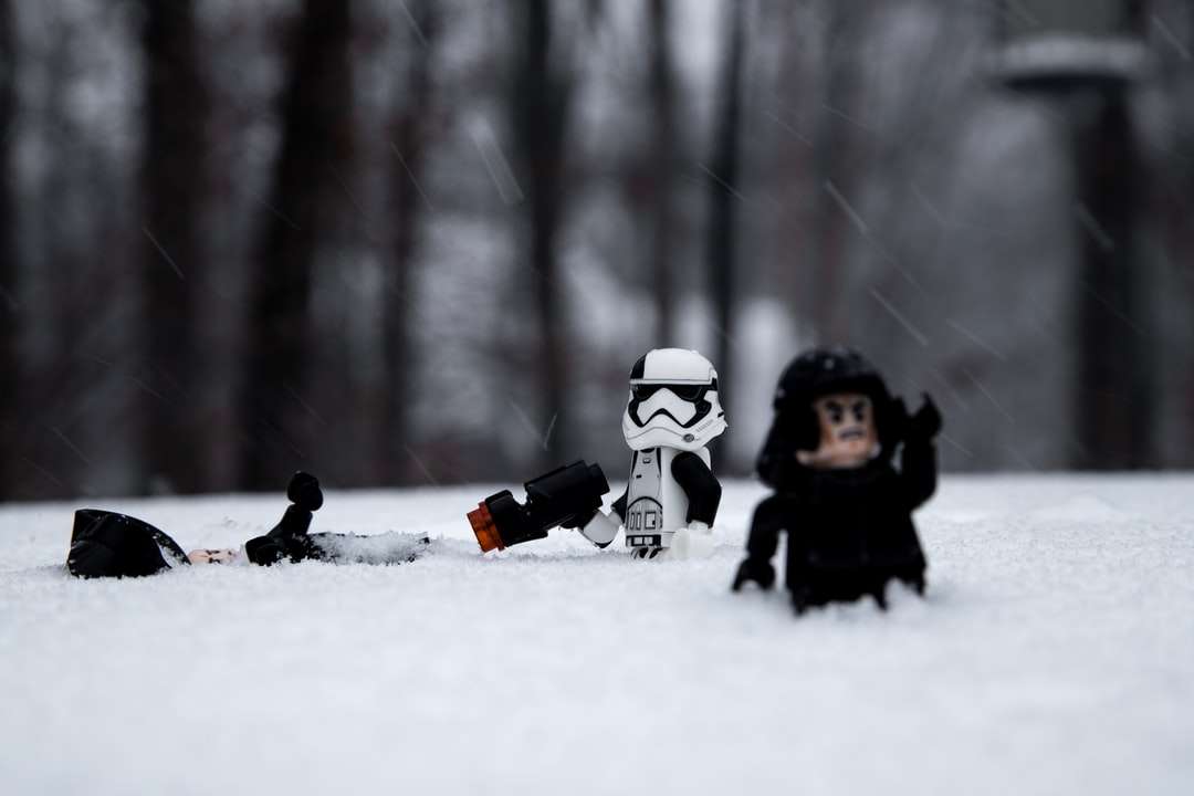 2 barn som leker på snötäckt mark under dagtid Pussel online