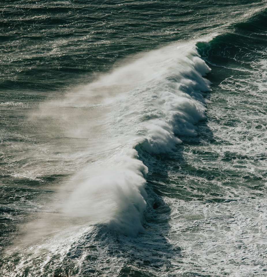 ωκεάνια κύματα συντρίβουν στην ακτή κατά τη διάρκεια της ημέρας παζλ online