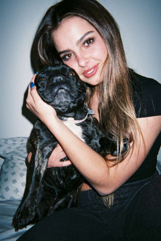 Addison Rae med sin hund pussel på nätet