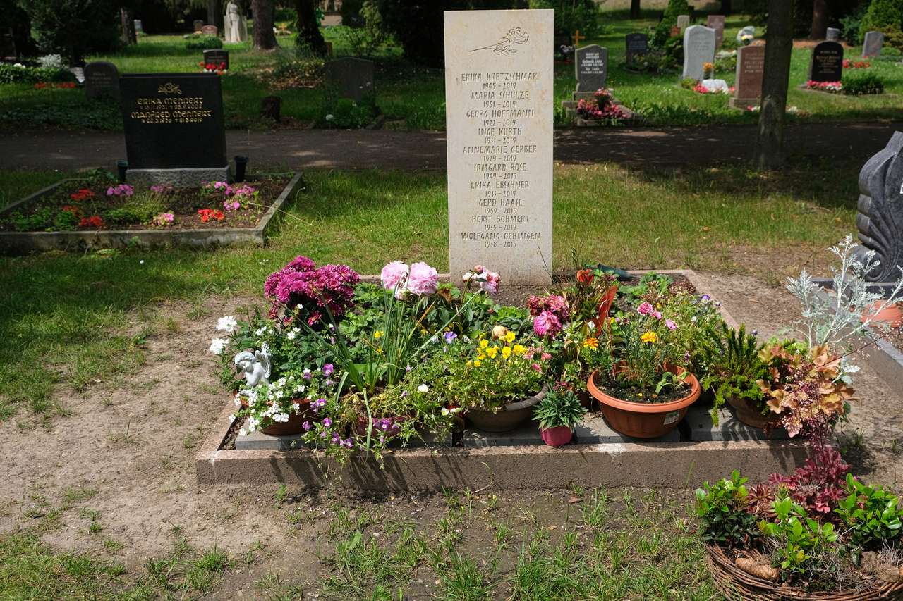 Могила на кладбище Маркуса онлайн-пазл