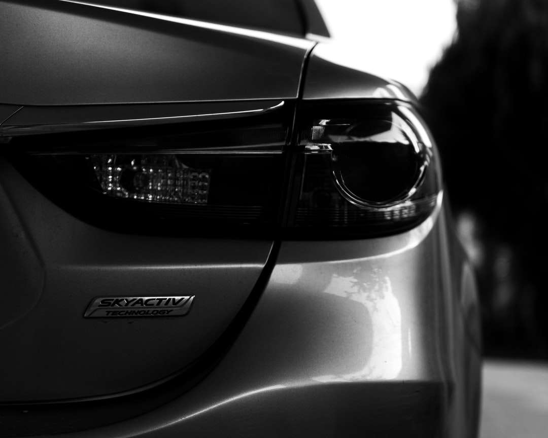szürkeárnyalatos fotó az autó fényszórójáról online puzzle