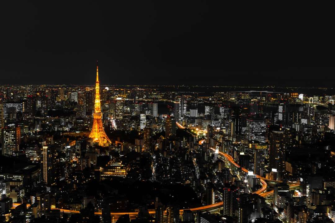 ville avec des immeubles de grande hauteur pendant la nuit puzzle en ligne