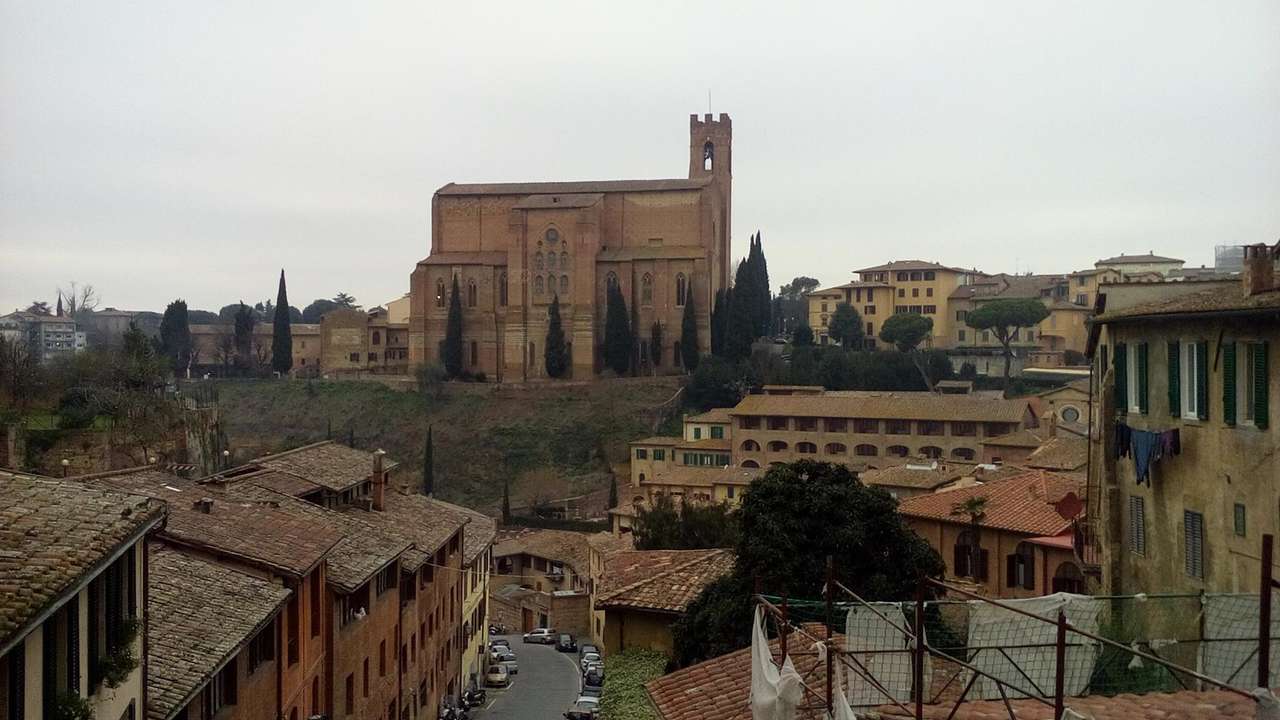 Vista da Igreja de San Domenico em Siena puzzle online