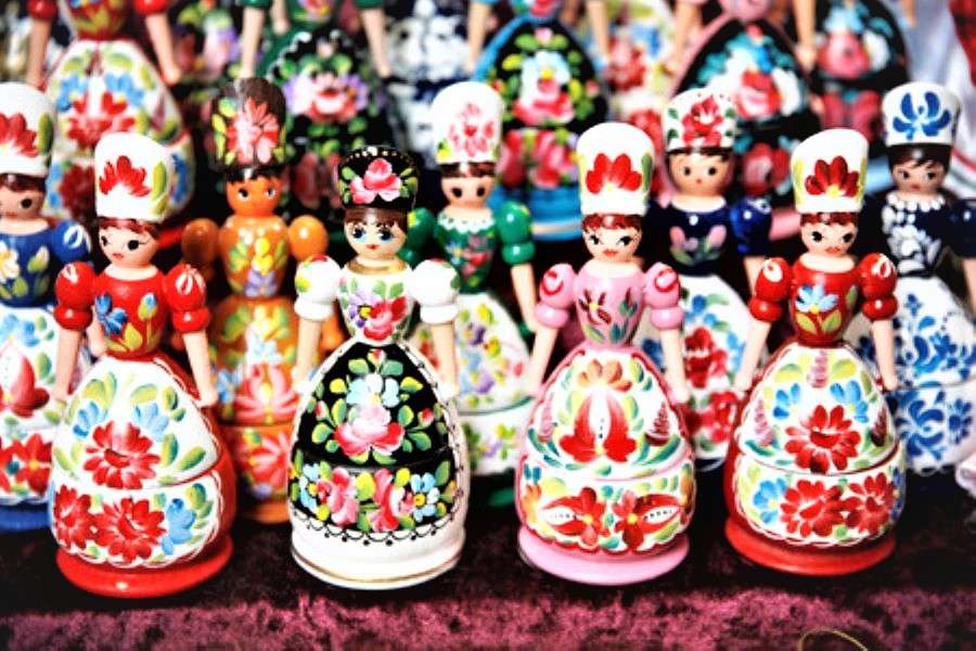 Muñecas de madera de arte popular húngaro rompecabezas en línea