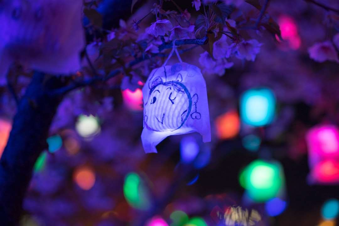 Фиолетовое подвесное украшение в форме сердца пазл онлайн