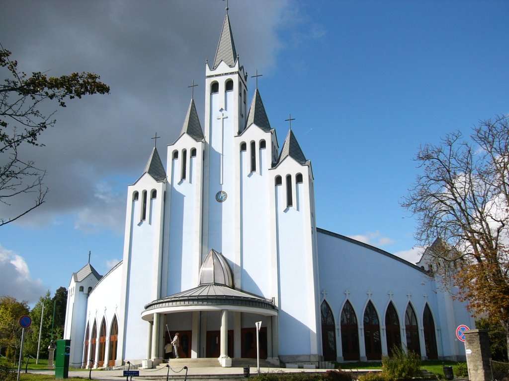 Εκκλησία στη λίμνη Balaton στην Ουγγαρία online παζλ