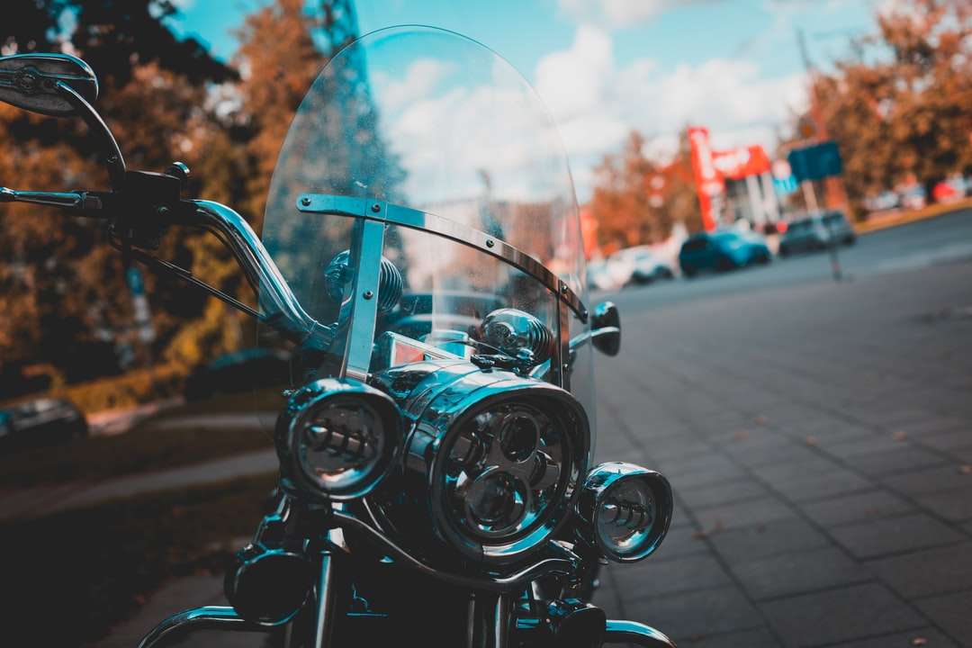 zwarte motorfiets op weg overdag online puzzel