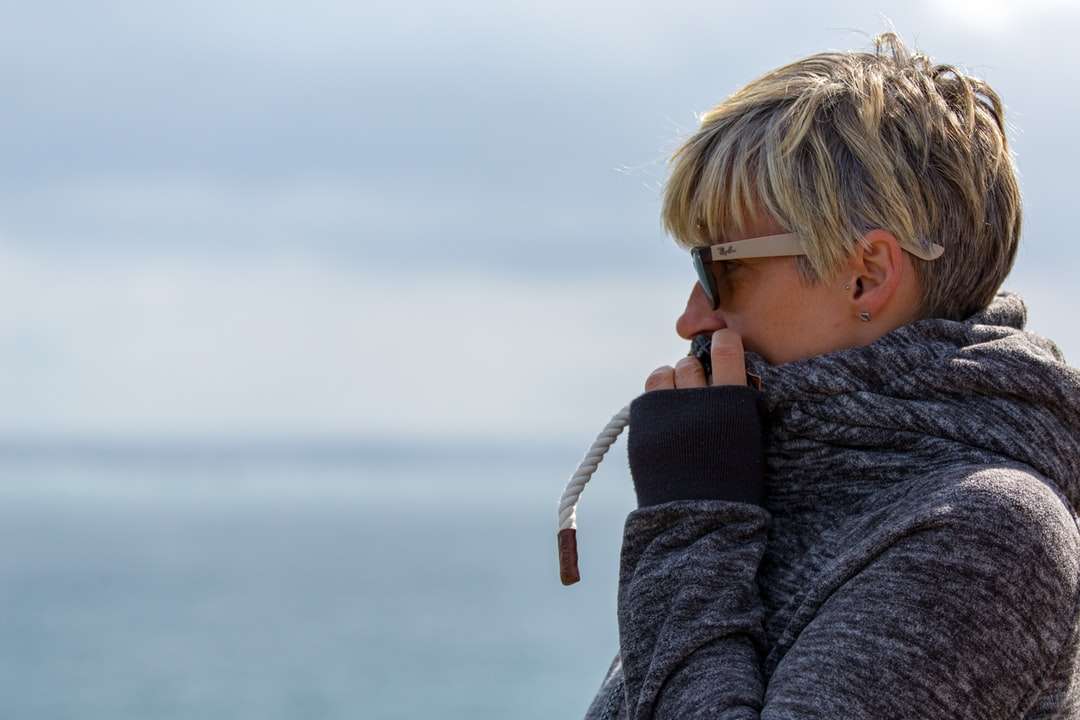 nő szürke pulóvert gazdaság fehér kötelet online puzzle