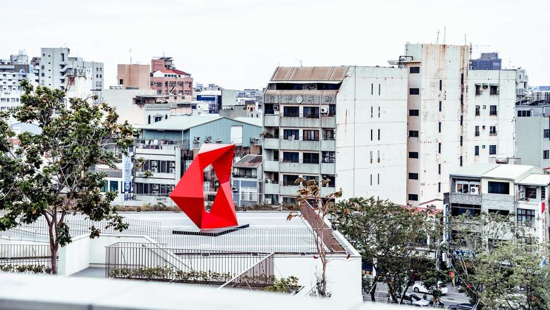 bandiera rossa e bianca sulla recinzione metallica bianca puzzle online