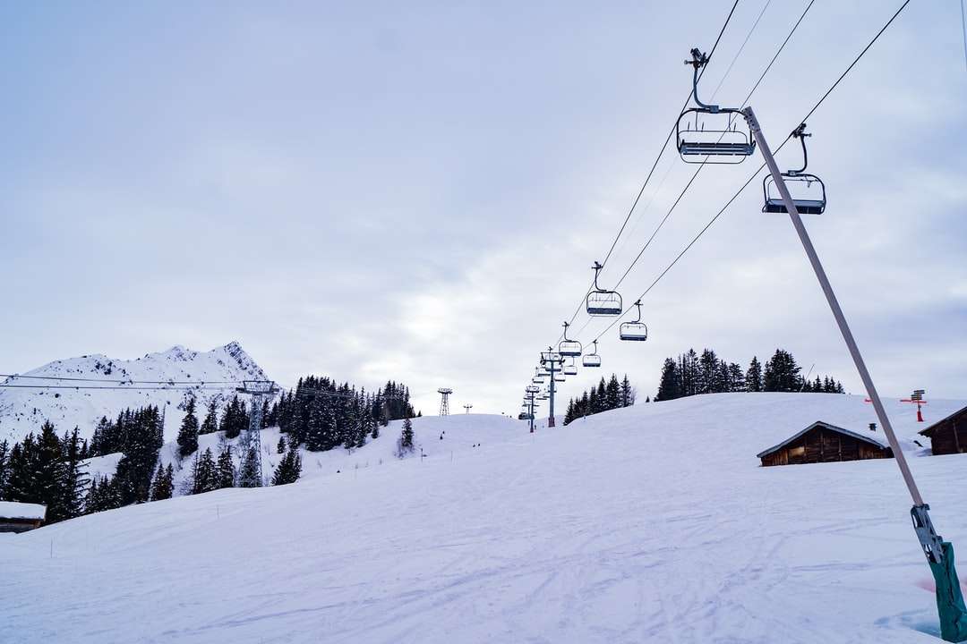 teleféricos sobre montanha coberta de neve quebra-cabeças online