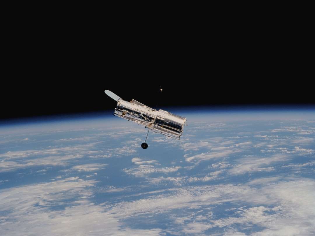 Hubble-Weltraumteleskop über der Erdatmosphäre Online-Puzzle
