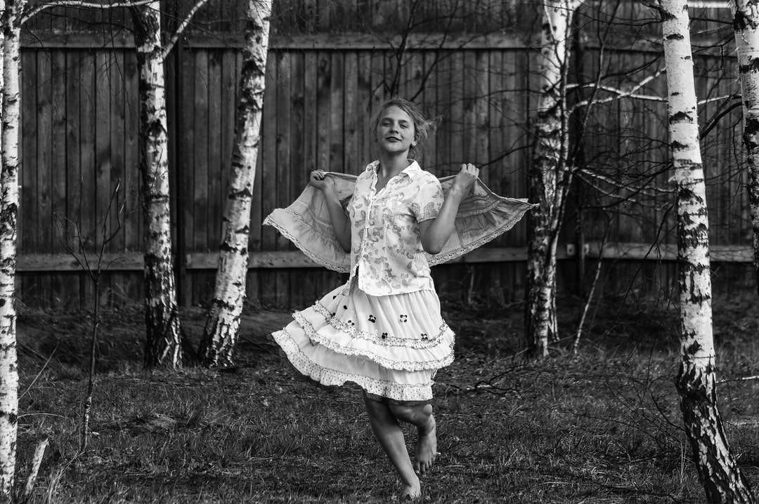 момиче в бяла рокля, стоящо на тревно поле онлайн пъзел