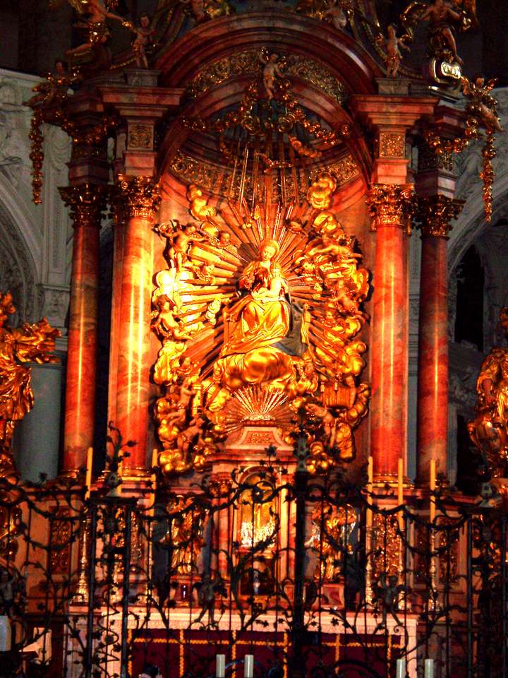 Altare maggiore nella Franzikanerkirche di Salisburgo puzzle online