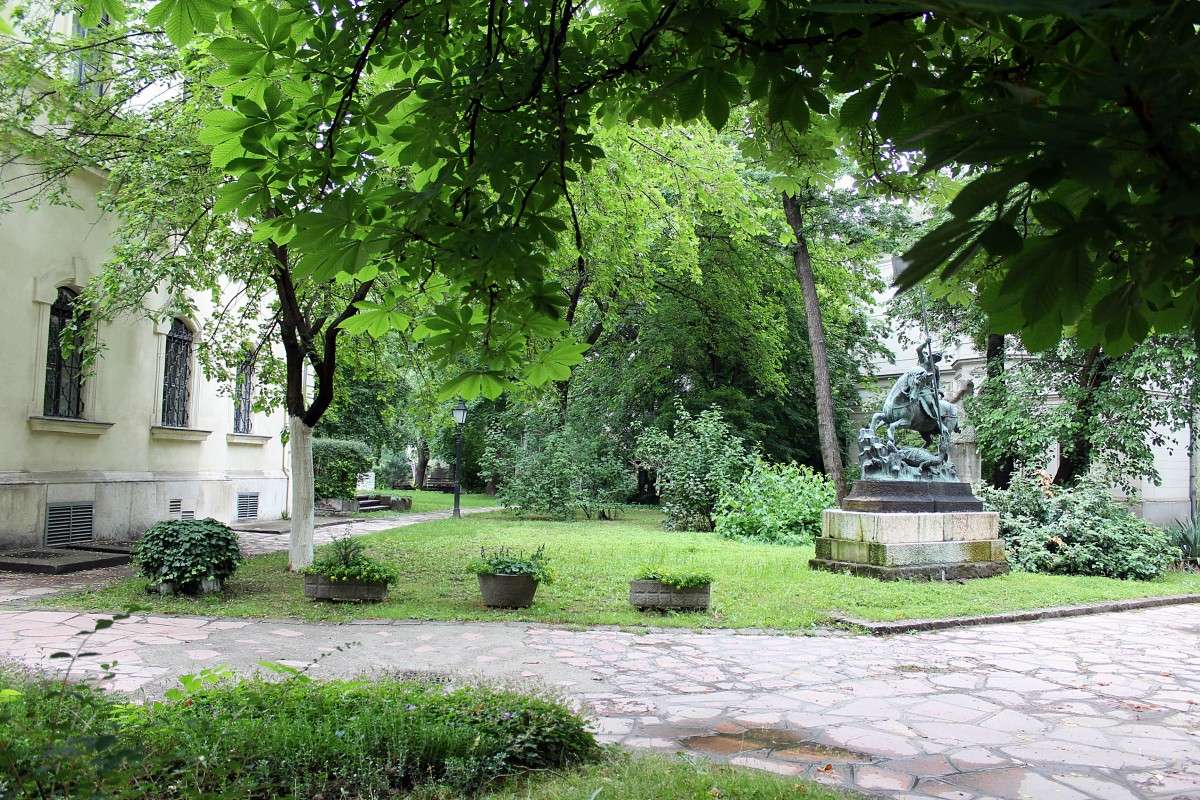 Парк в городе в Венгрии онлайн-пазл