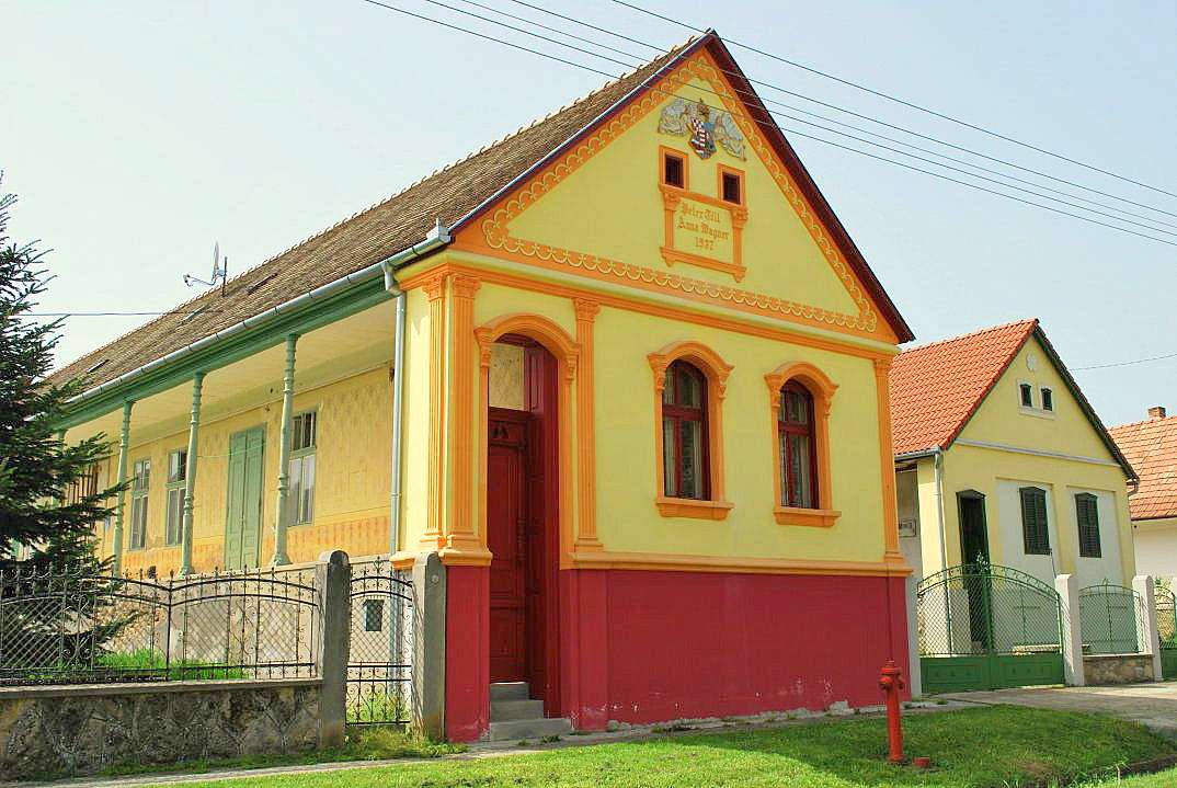 Bunte Häuser in Feked in Ungarn Puzzlespiel online