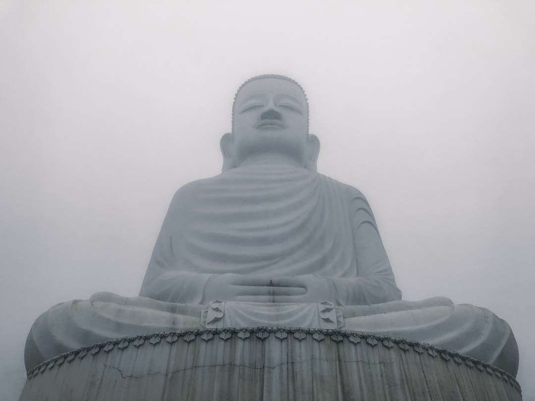 χαμηλής γωνίας φωτογραφία του αγάλματος του Βούδα παζλ online