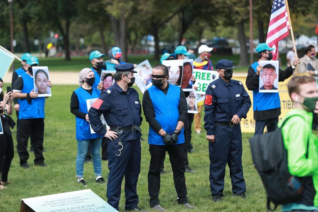 grupo de pessoas vestindo uniforme azul e preto puzzle online