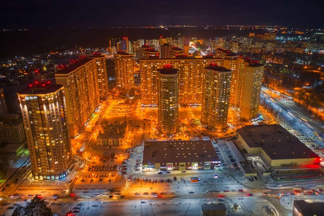 Luftaufnahme von Stadtgebäuden während der Nachtzeit Online-Puzzle