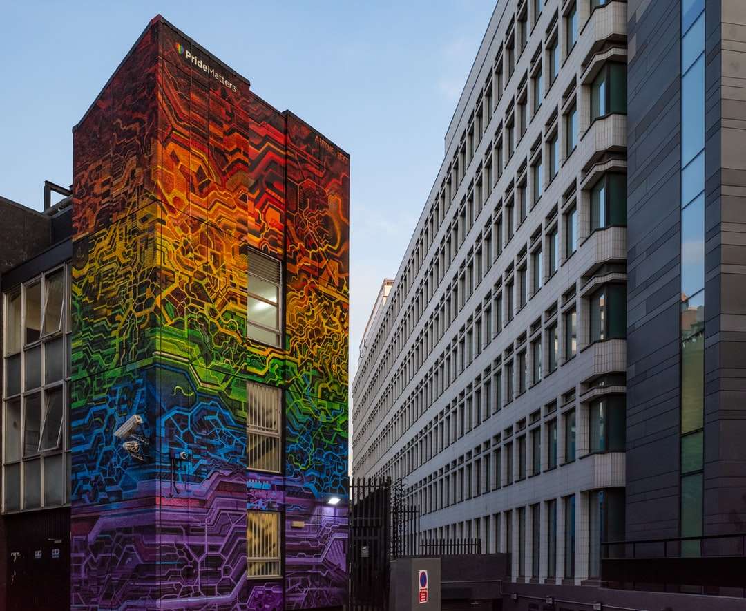 lila und braunes Gebäude mit gedrehten Lichtern Puzzlespiel online