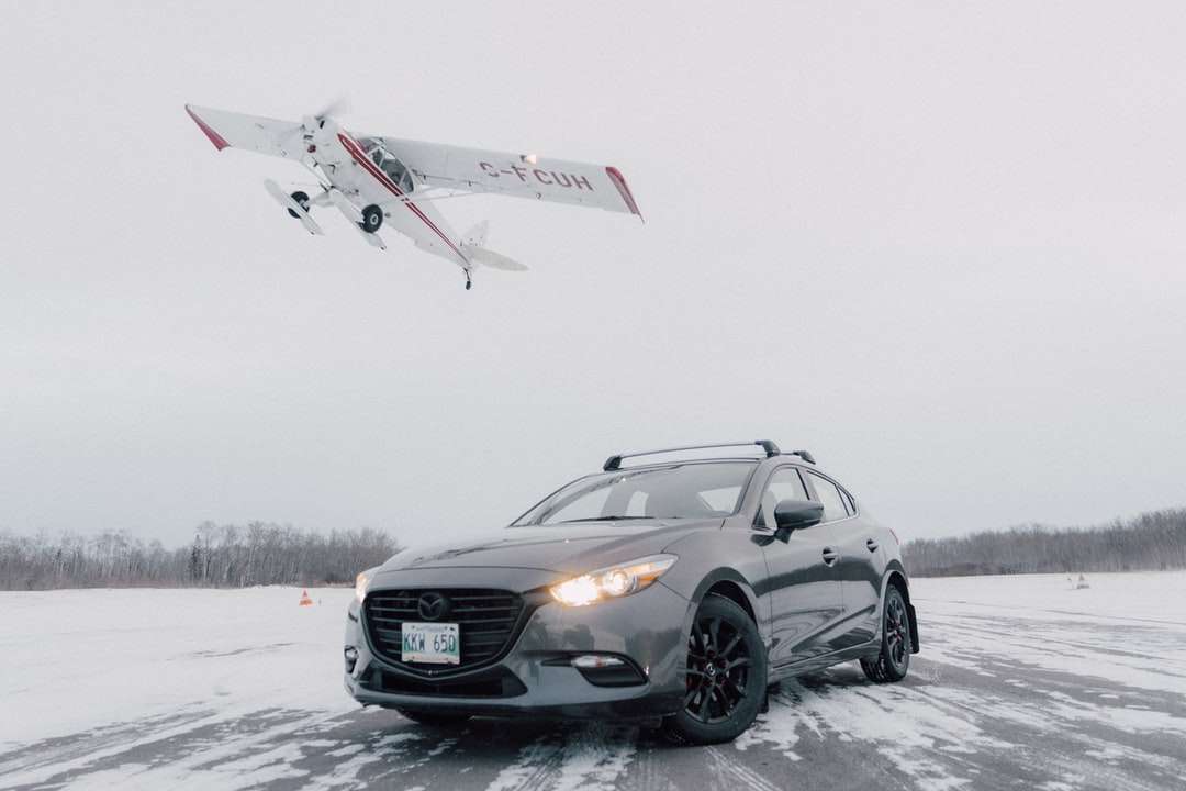Mercedes Benz Clasa C negru pe teren acoperit de zăpadă puzzle online
