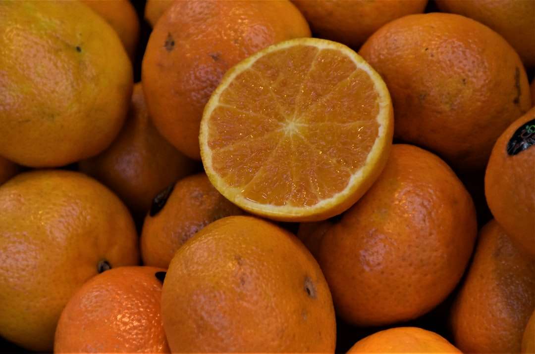 πορτοκαλί φρούτα σε καφέ ξύλινο ράφι online παζλ
