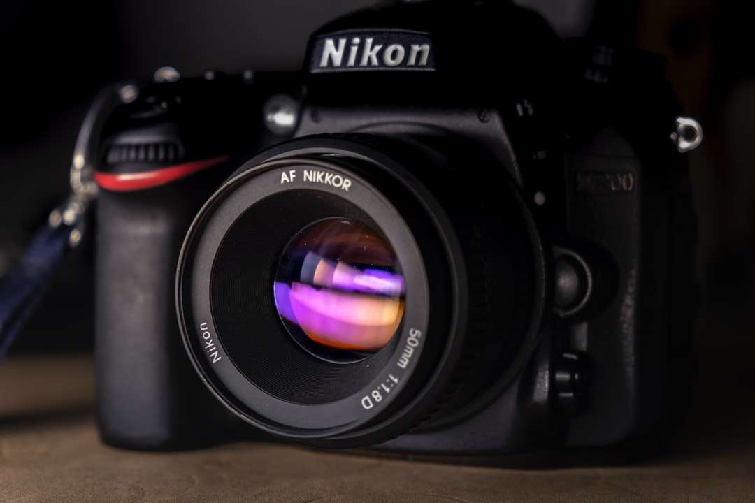 Appareil photo reflex numérique Nikon noir sur table en bois marron puzzle en ligne