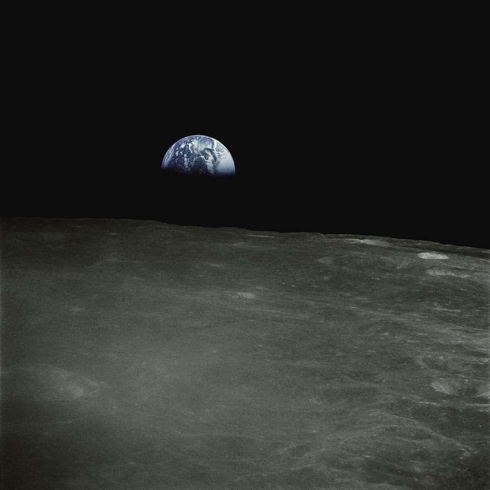 La Tierra se eleva por encima de la superficie lunar. rompecabezas en línea